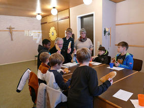 Symbolische Mantelteilung mit den Kommunionkindern (Foto: Karl-Franz Thiede)